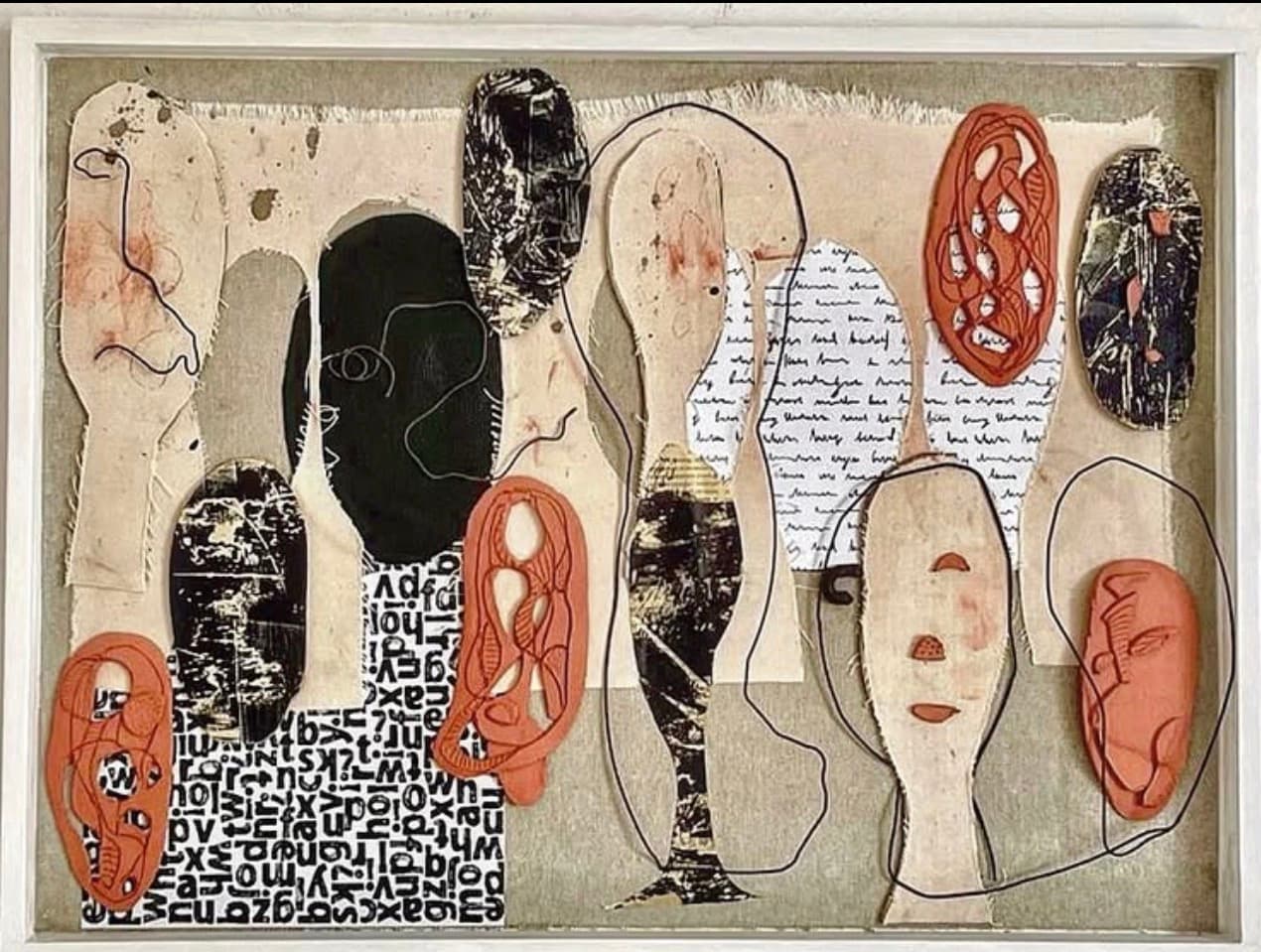 Entre lo que dices y callas by Patricia Arriola, Ensamble. Collage, papel, tela, barro, alambre / yute y madera, 2022